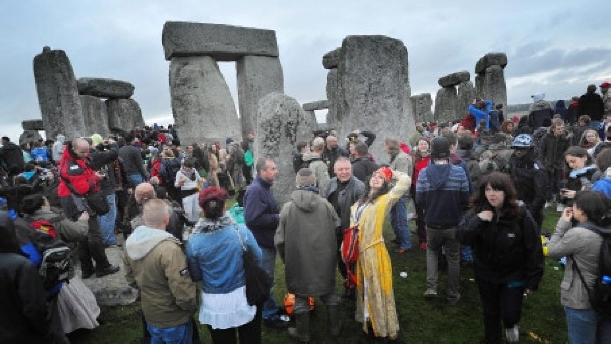 peste 18 000 de oameni au sarbatorit solstitiul de vara la stonehenge