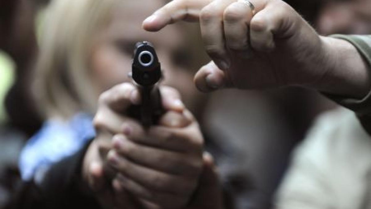 un membru cna a venit cu un pistol la o sedinta in parlament