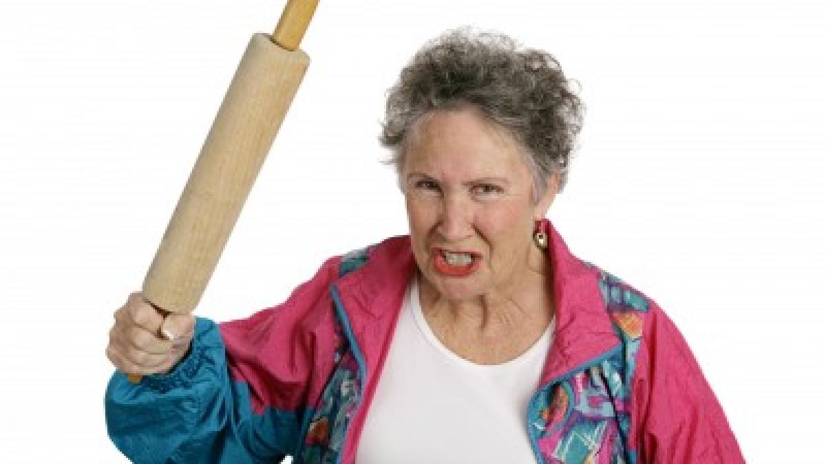 o femeie de 69 de ani este cercetata penal pentru ca si a batut ginerele cu farasul