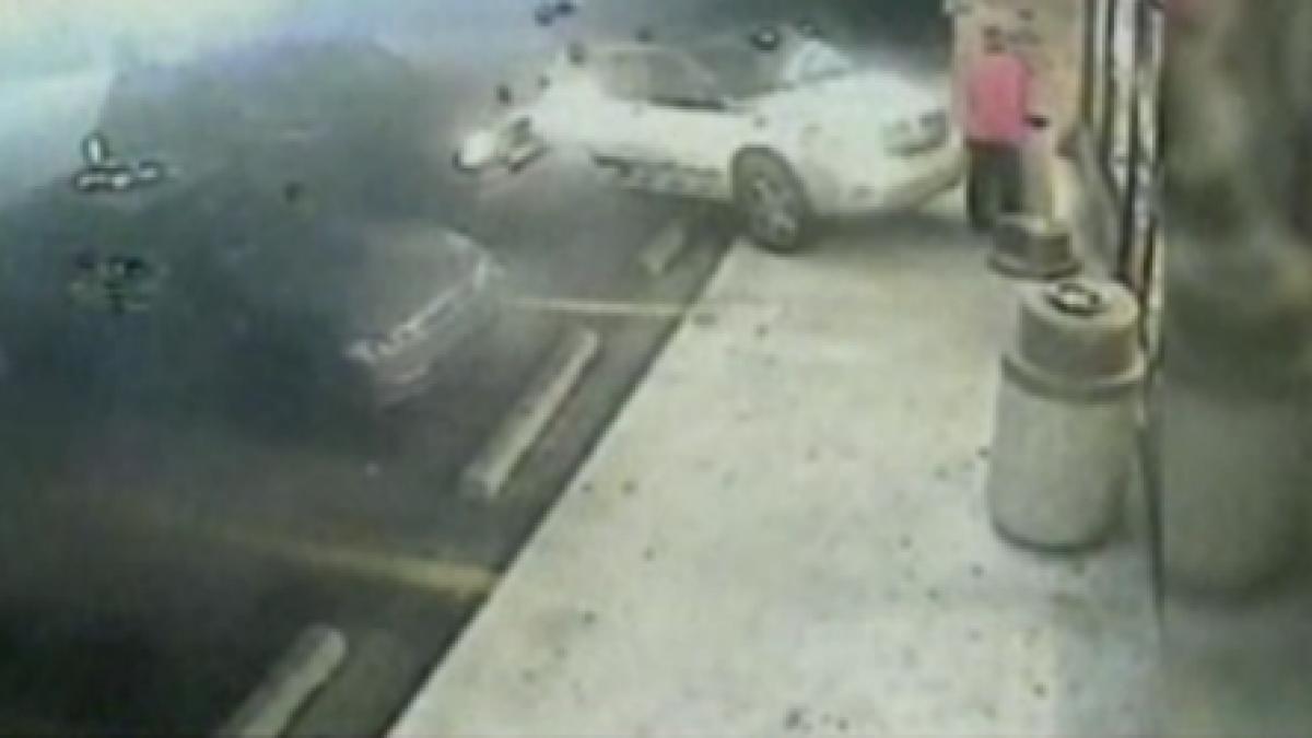 sua un tanar a fost lovit pe trotuar de o masina si proiectat prin vitrina unui magazin