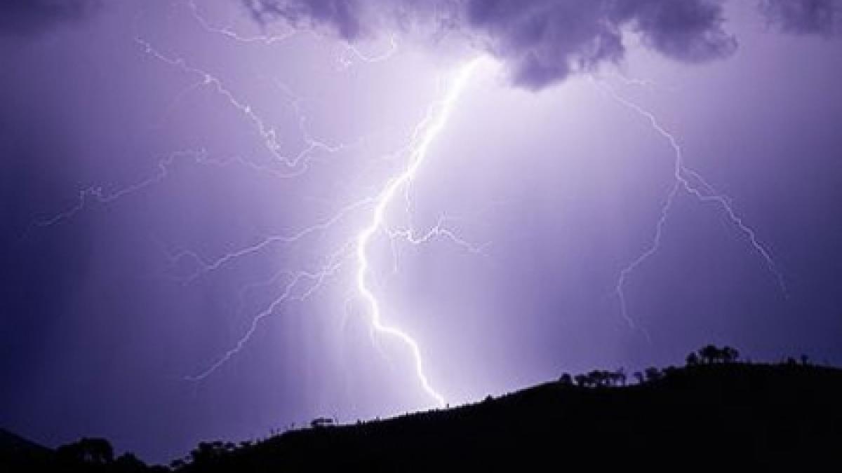 doua fete au fost lovite de trasnet in judetul alba una dintre ele a murit