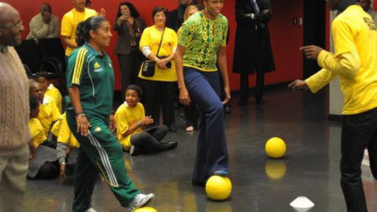 michelle obama a jucat fotbal la o scoala din cape town