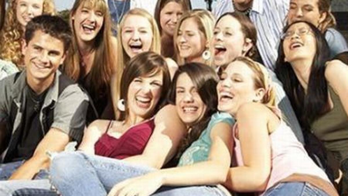 perlele absolventilor de gimnaziu pe plaja era multe fete dezbracate indecent