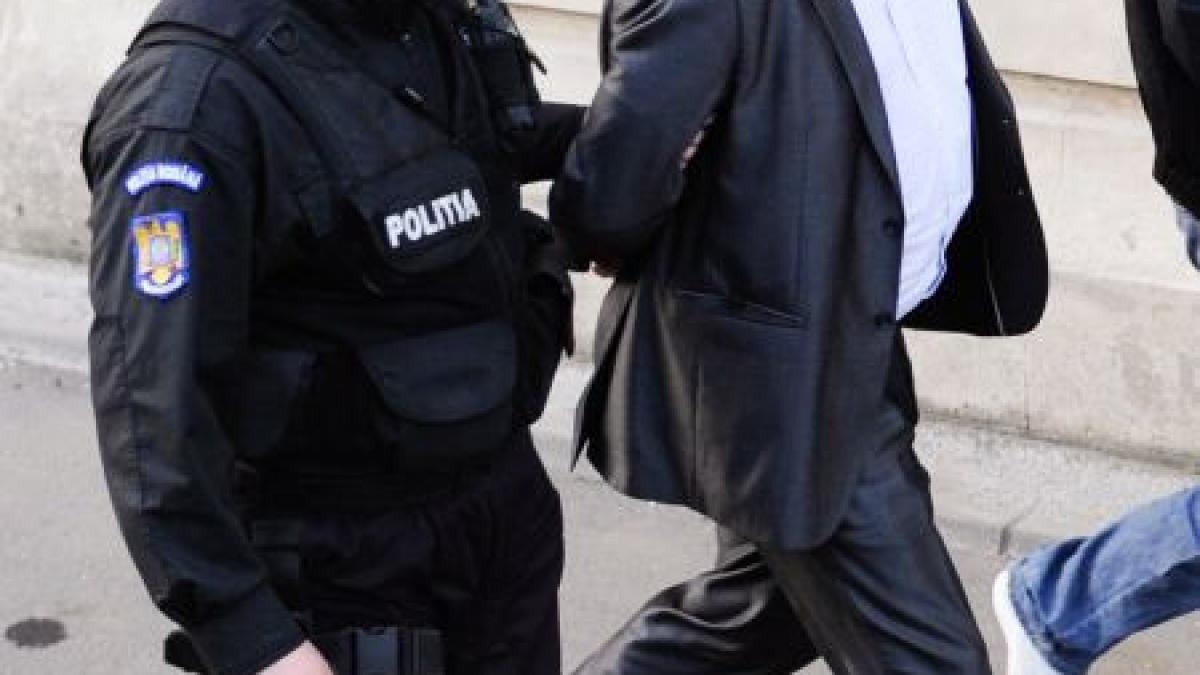 si a facut de cap cu banii publici un primar din dolj arestat dupa ce a platit mai multe contracte