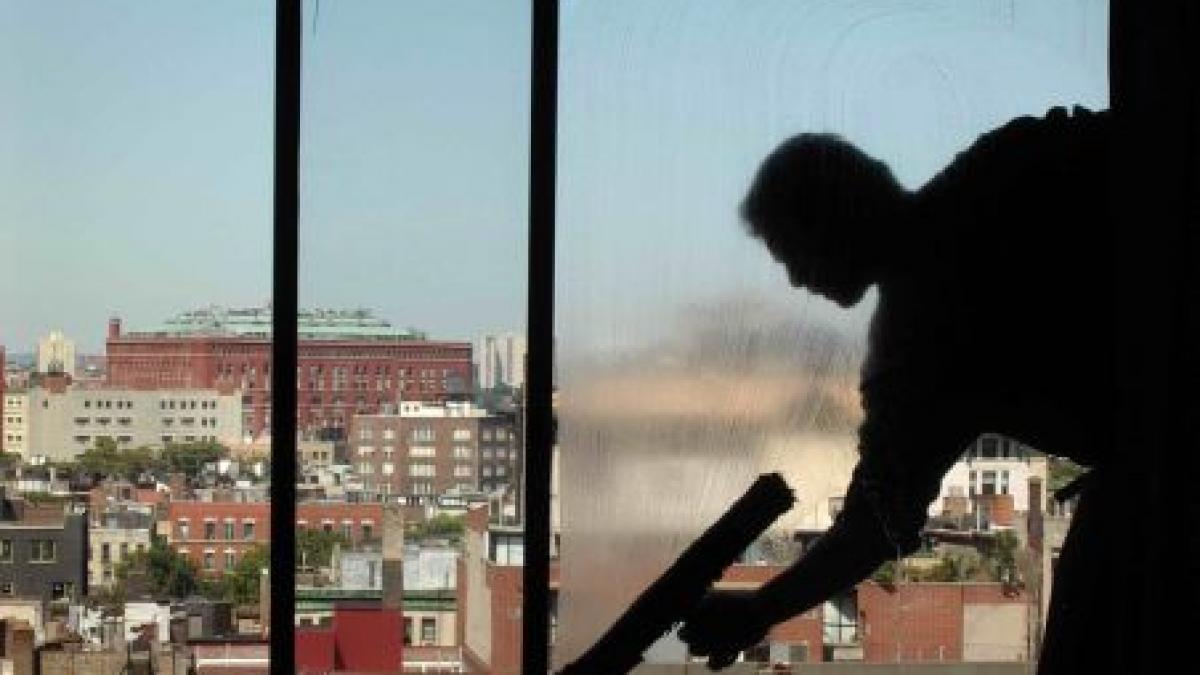 o infirmiera a murit dupa ce a cazut de la etajul trei in timp ce stergea geamurile