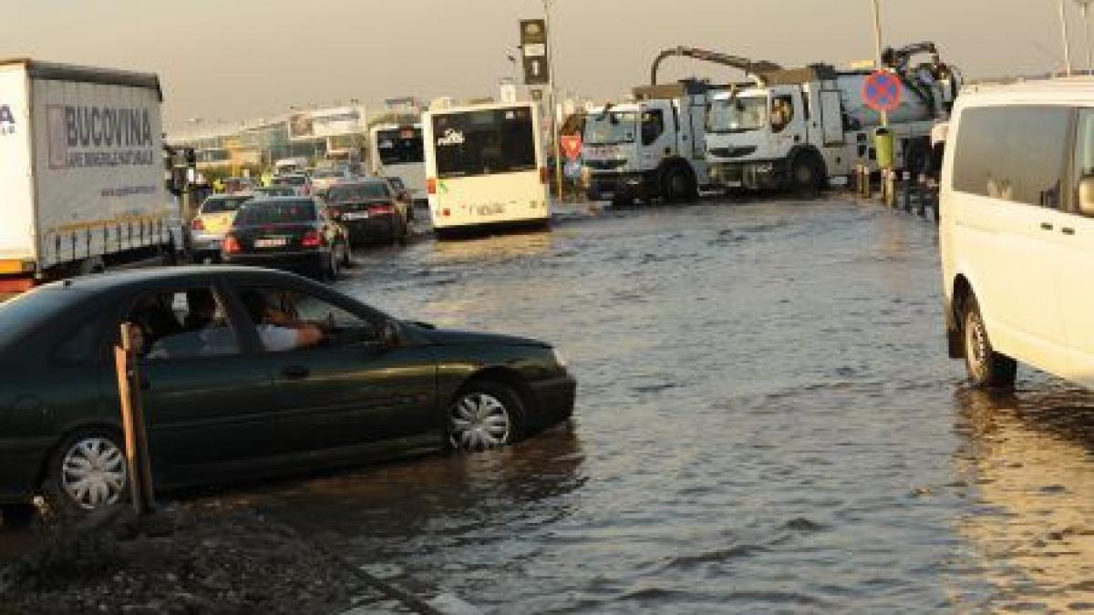 furtunile si vijeliile au pus stapanire pe romania zeci de strazi din capitala lacuri de acumulare