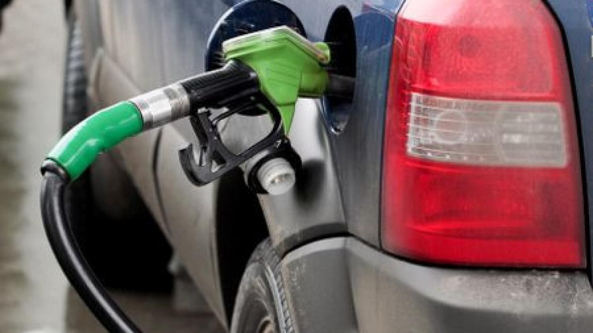 benzina si motorina ar trebui sa se ieftineasca ca urmare a scaderii pretului petrolului