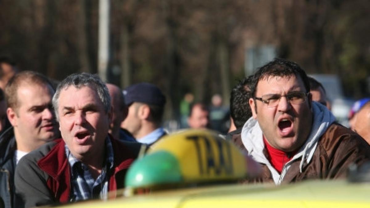 circa 40 de taximetristi au blocat sediul unei companii din constanta vezi aici de ce