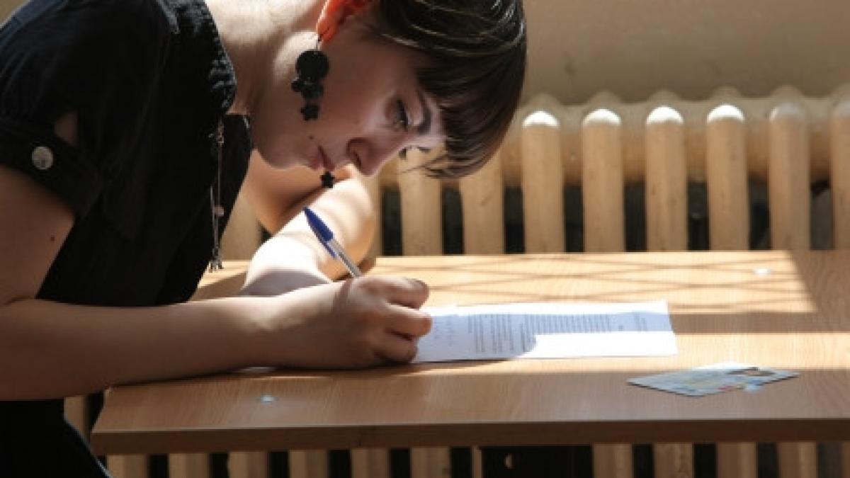 mai multi elevi au fost eliminati din examenul de bacalaureat fiind prinsi cand copiau