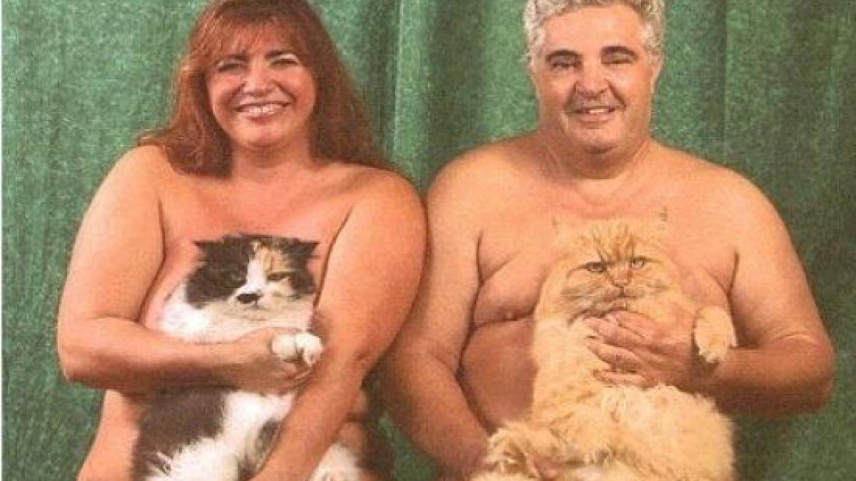 poza de familie ciudata goi pusca si cu doua pisici in brate