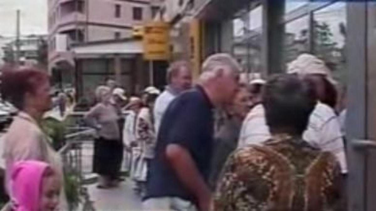 sute de constanteni au stat ore intregi la coada pentru o punga de alimente