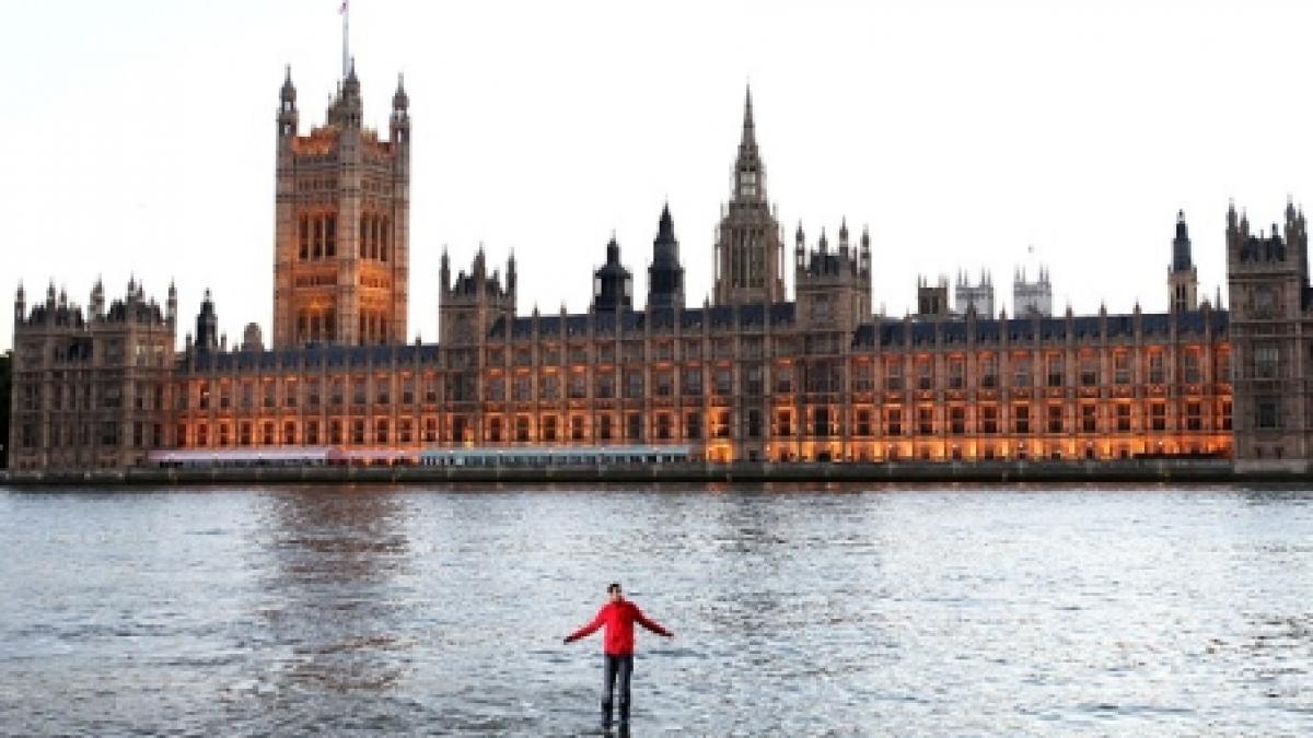 un iluzionist britanic a mers pe apa pentru a si promova emisiunea
