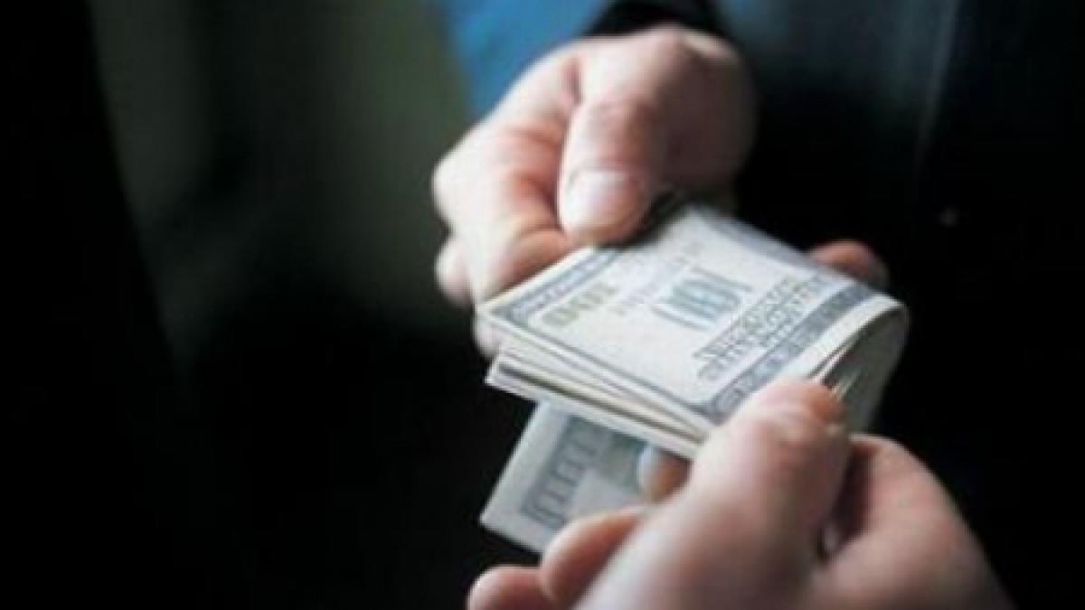 un politist de frontiera roman si unul bulgar filmati in timp ce luau mita