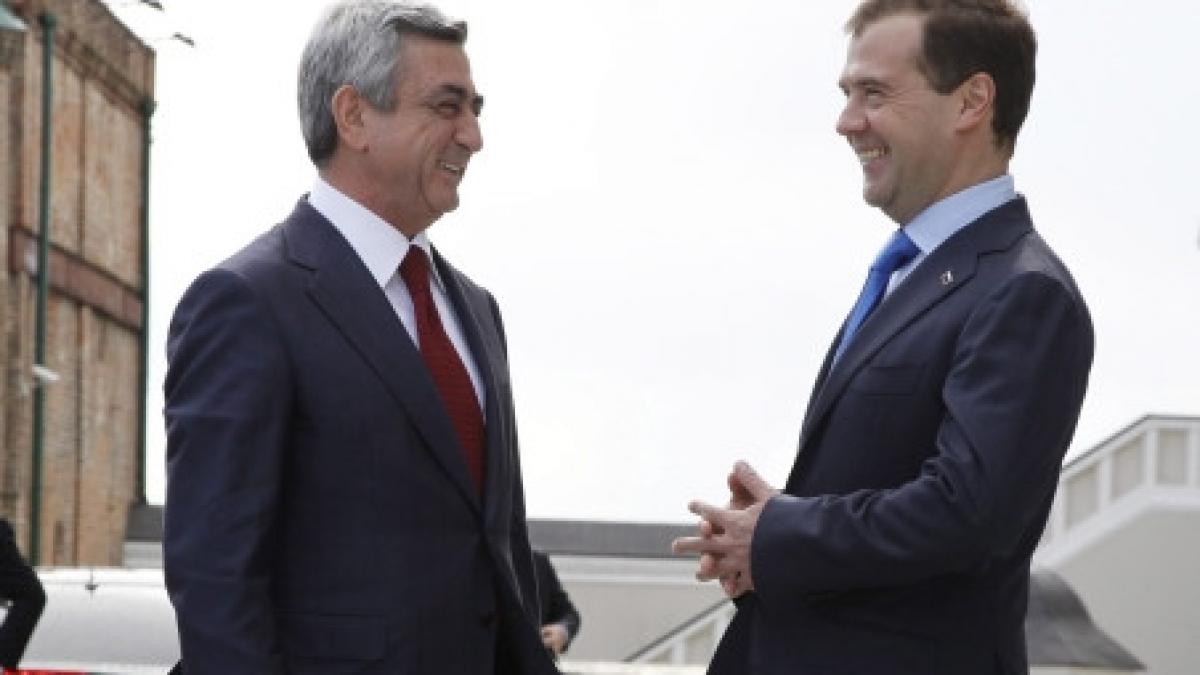 dmitri medvedev aproape sa loveasca multimea cu masina pe care o conducea