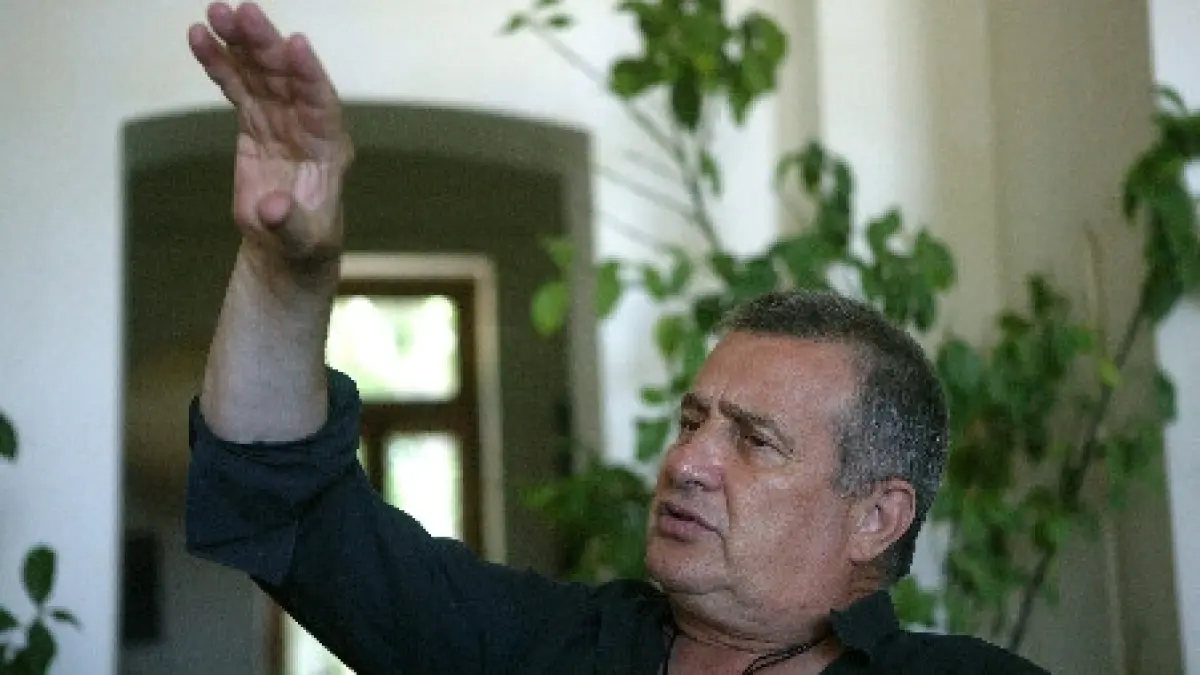 mircea dinescu ranit usor intr un accident de circulatie in judetul olt