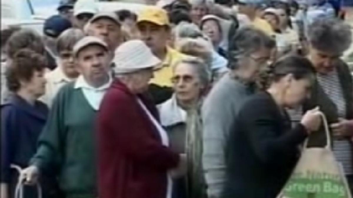 pensionarii stau la coada cu orele pentru pachetele cu alimente oferite de primarii