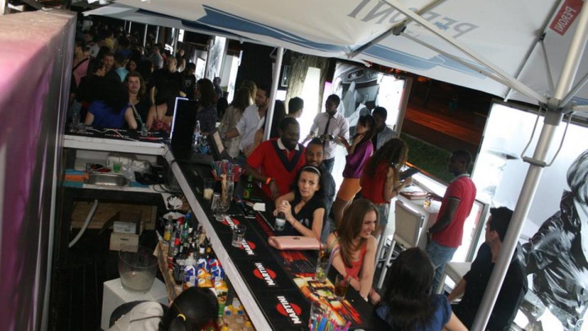 tinerii care nu se mai satura de petreceri pot face o meserie din asta