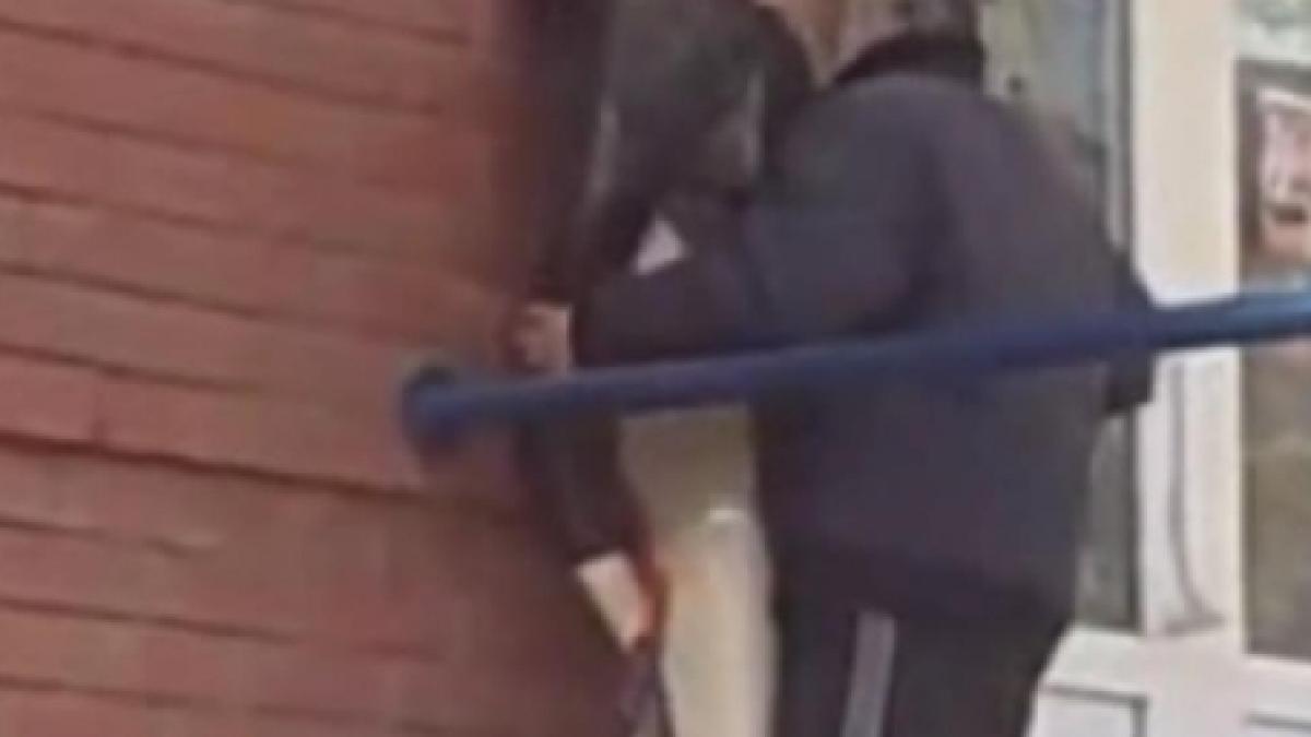 un barbat beat a incercat sa faca sex cu un manechin de plastic in strada