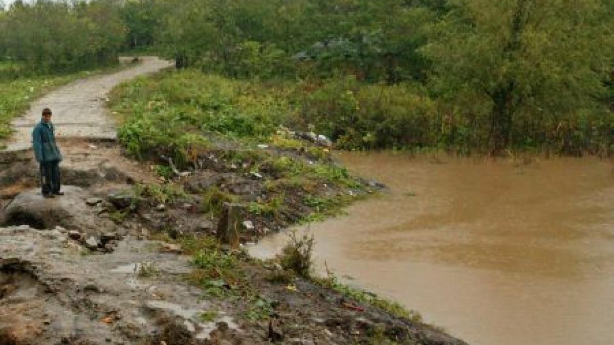 un copil a disparut in apele unui parau dupa ce a cazut dintr o caruta