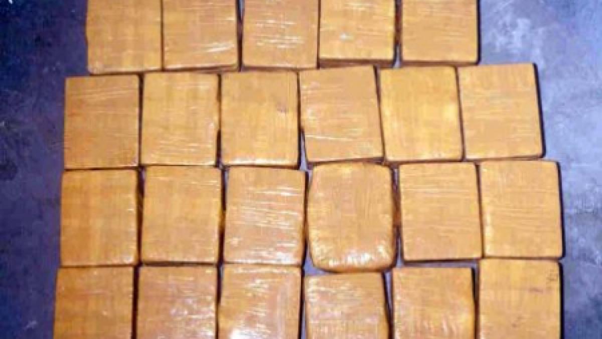 opt barbati retinuti pentru trafic de hasis