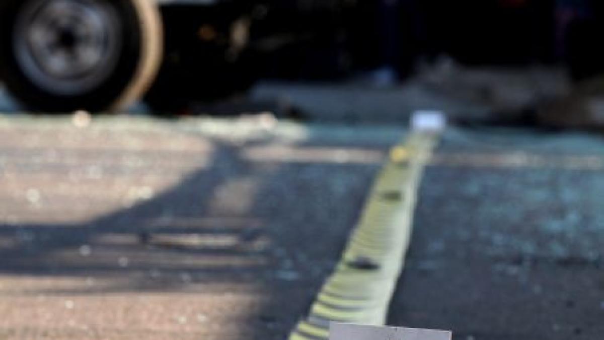 un copil a murit dupa ce o camioneta lovit trei persoane care stateau pe o banca