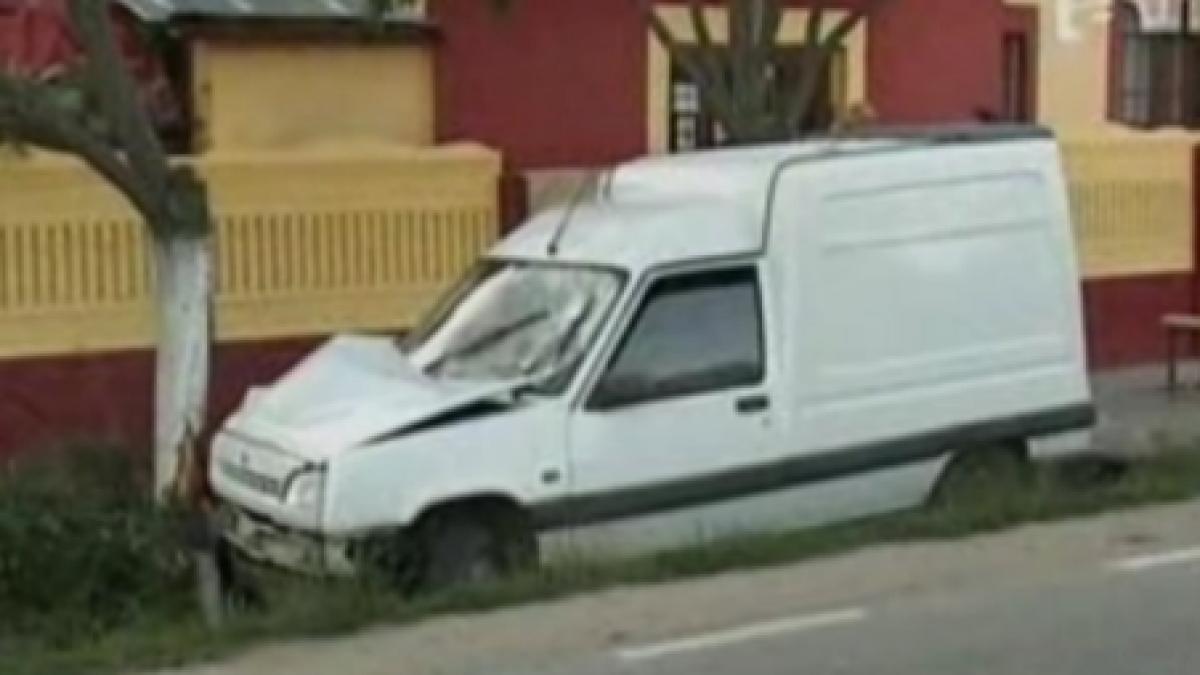 arges un copil mort si altul grav ranit dupa ce un barbat a intrat cu masina pe trotuar