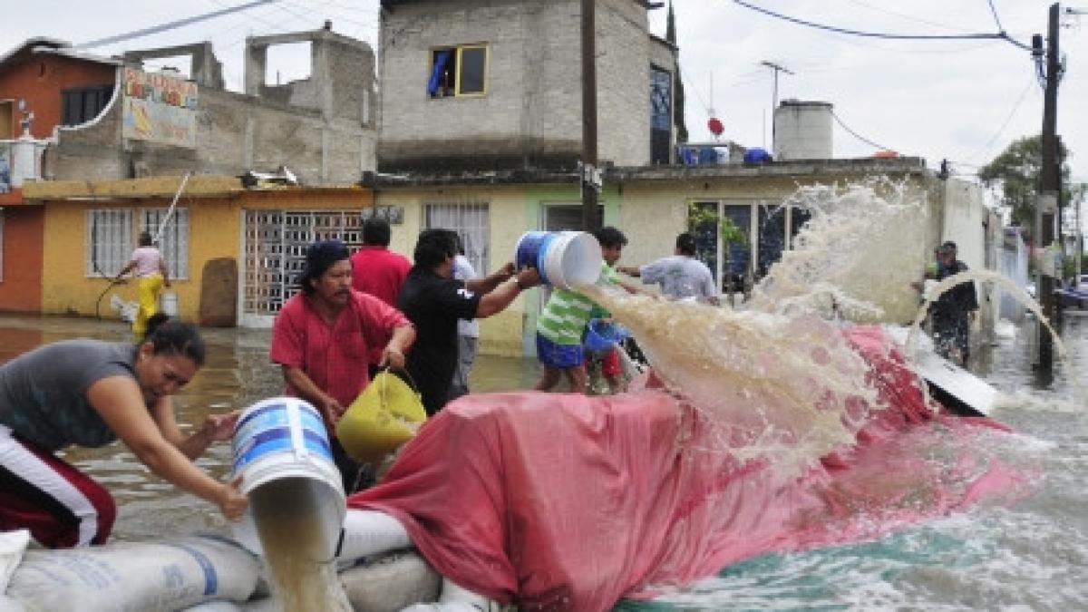 cel putin 11 morti si 300 000 de sinistrati in urma furtunii arlene din mexic