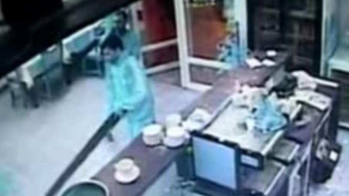 patru tineri beti au batut cu batele un barman si au vandalizat un bar din dambovita