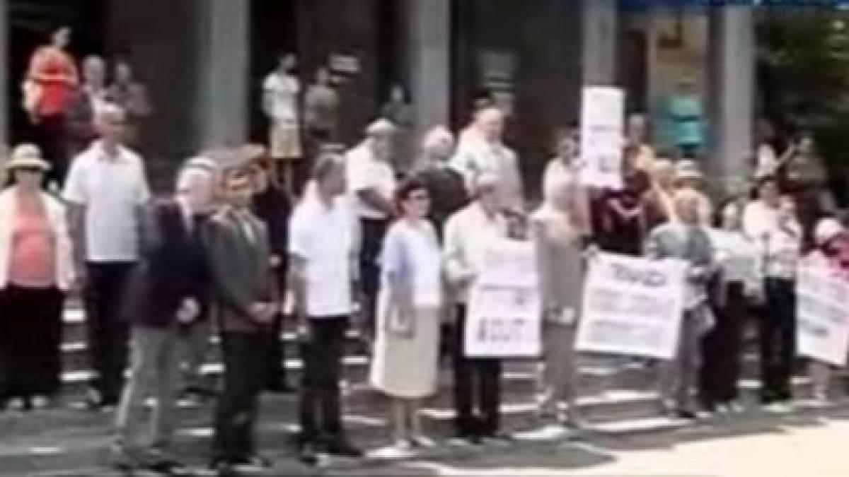 zeci de persoane au protestat la timisoara oamenii sunt indignati de atacul lui basescu la adresa