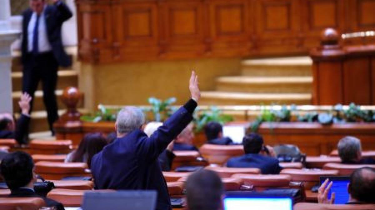 ce se intampla cu parlamentarii care voteaza la doua maini