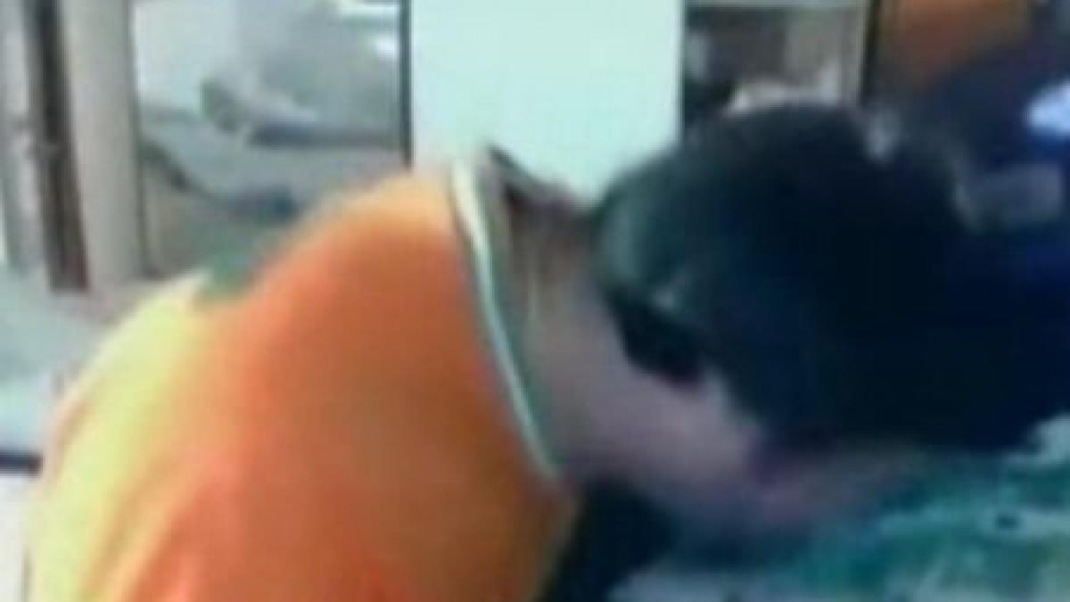 un cocalar s a filmat in timp ce pupa o geanta cu bani apoi a postat filmul pe internet