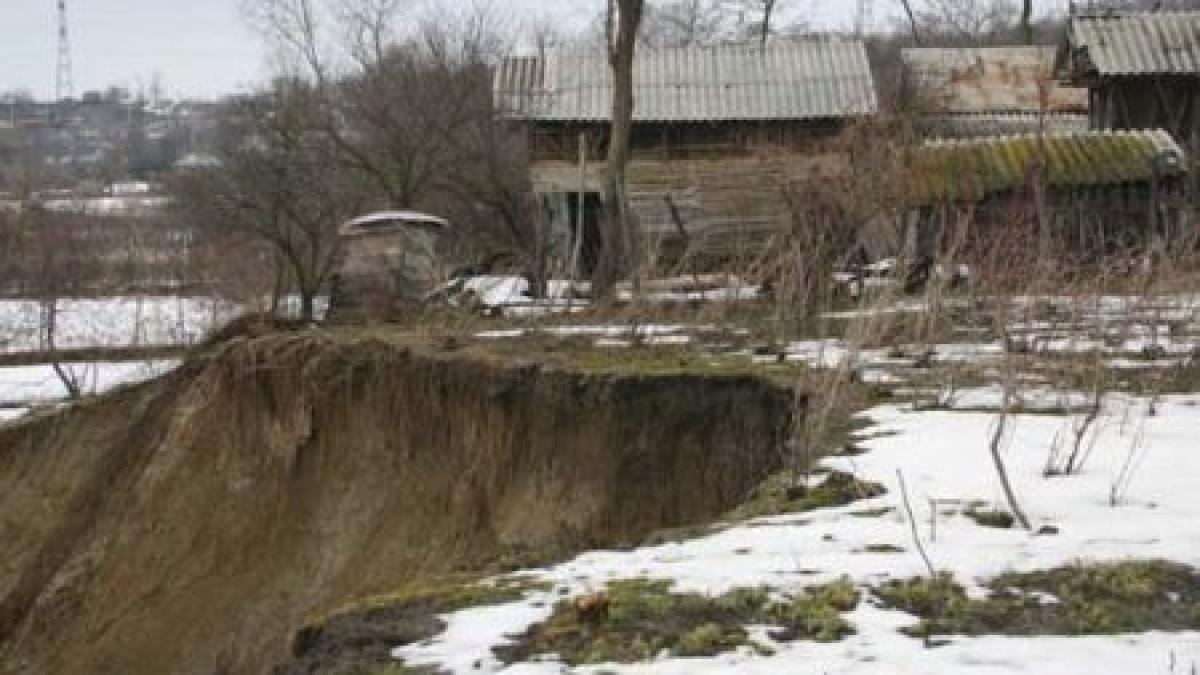 zeci de localnici din copsa mica evacuati din cauza unei alunecari de teren