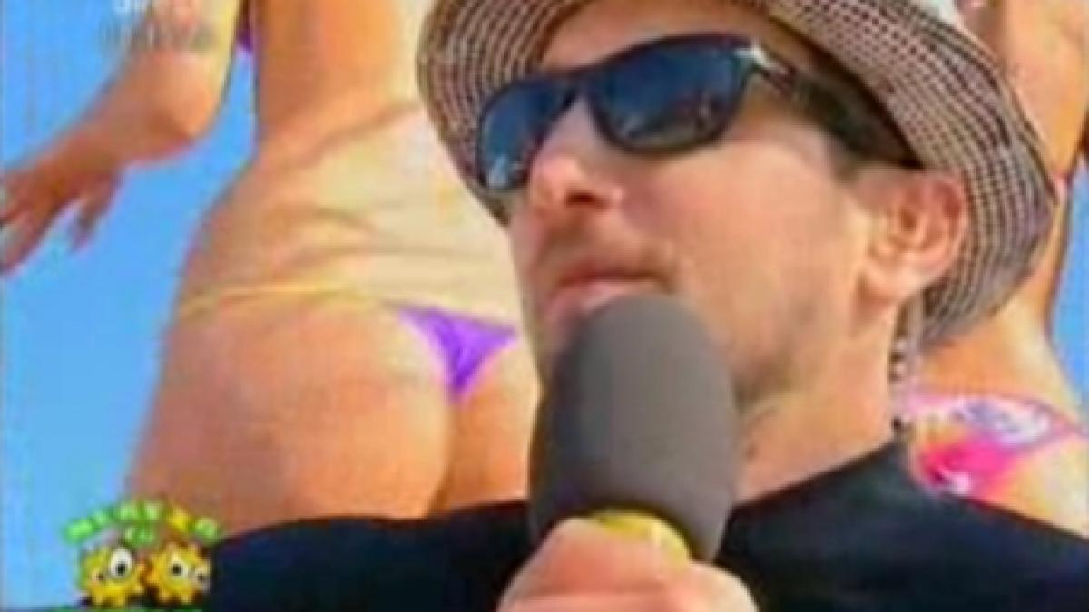 dani otil ne arata posterioarele tinerelor de pe plaja