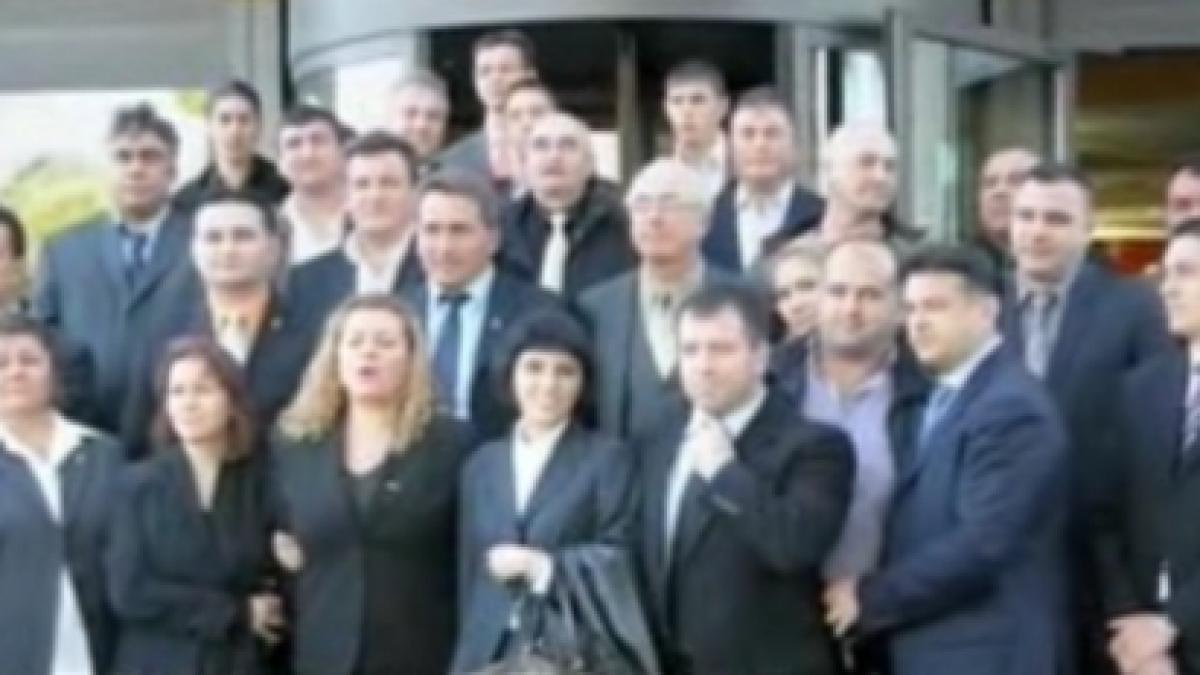 zeci de membri ai pdl din italia si au depus demisiile in bloc