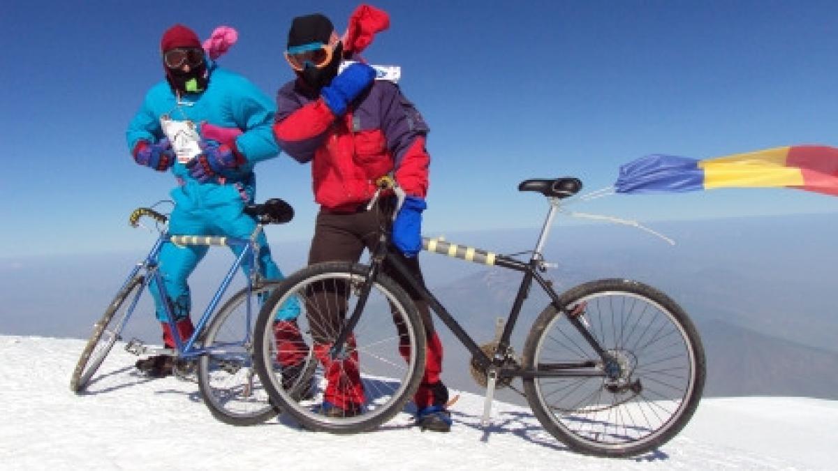 doi romani pe biciclete au cucerit varful ararat 5160 m