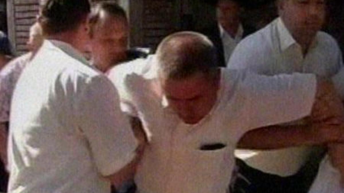 un barbat din iasi luat pe sus de mascati pentru ca impartea pliante in fata primariei