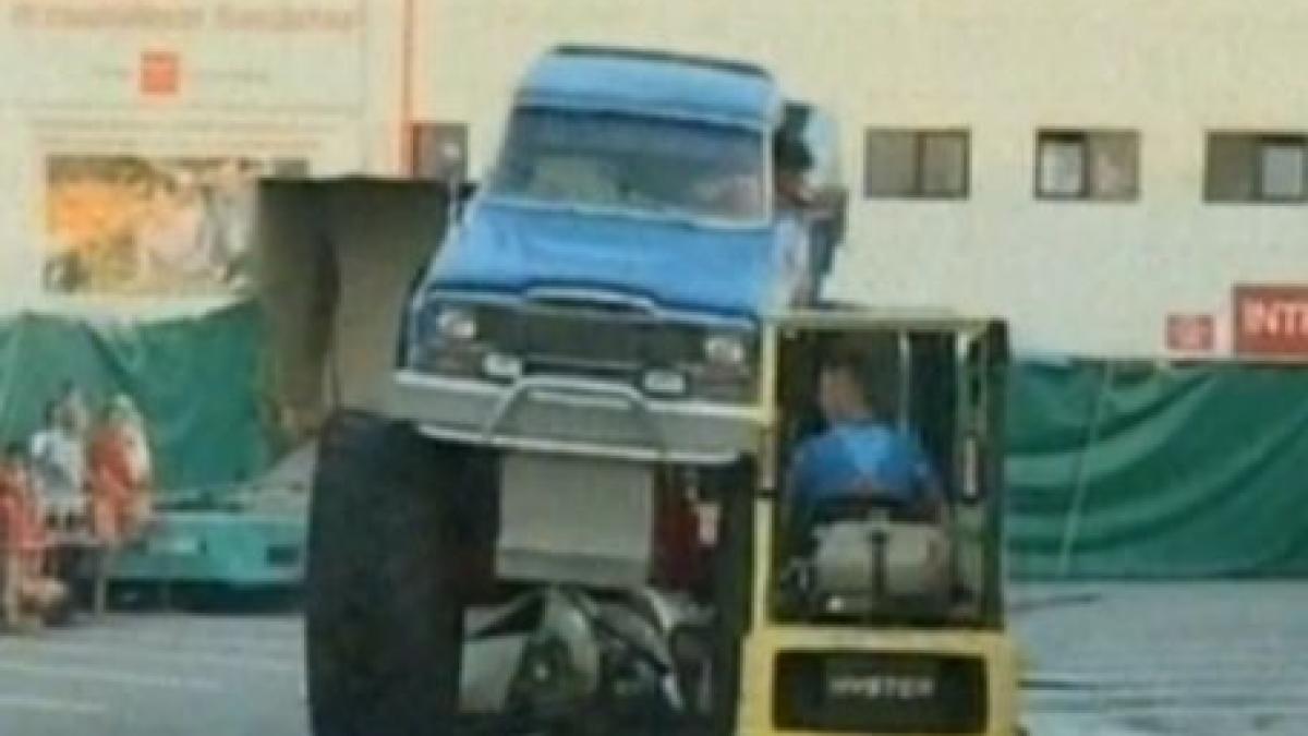 targu jiu spectacol cu monster truck uri masini in flacari si drifturi de senzatie