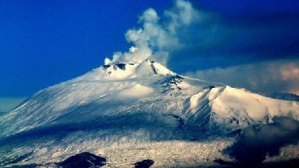 aeroportul catania inchis din cauza unui nor de cenusa eliberat de vulcanul etna