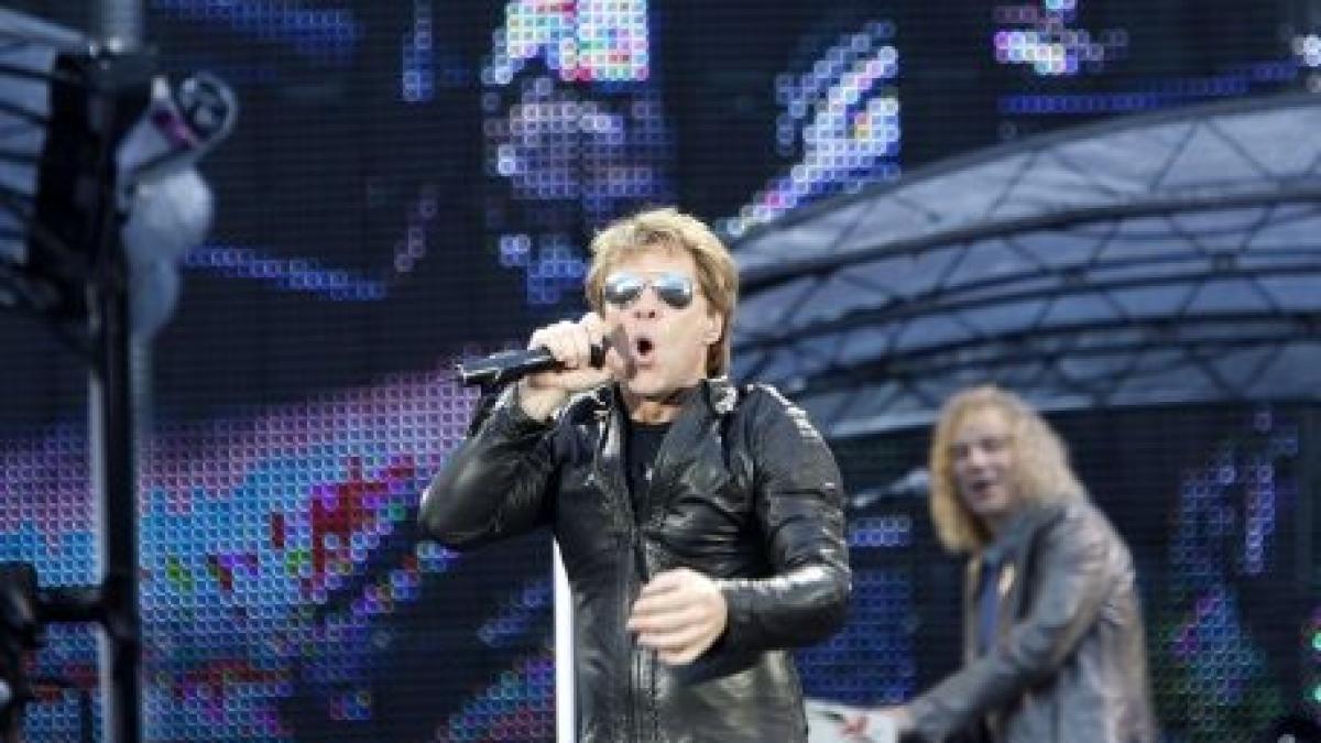 bon jovi a reusit sa tina in priza 50 000 de fani la concertul din piata constitutiei