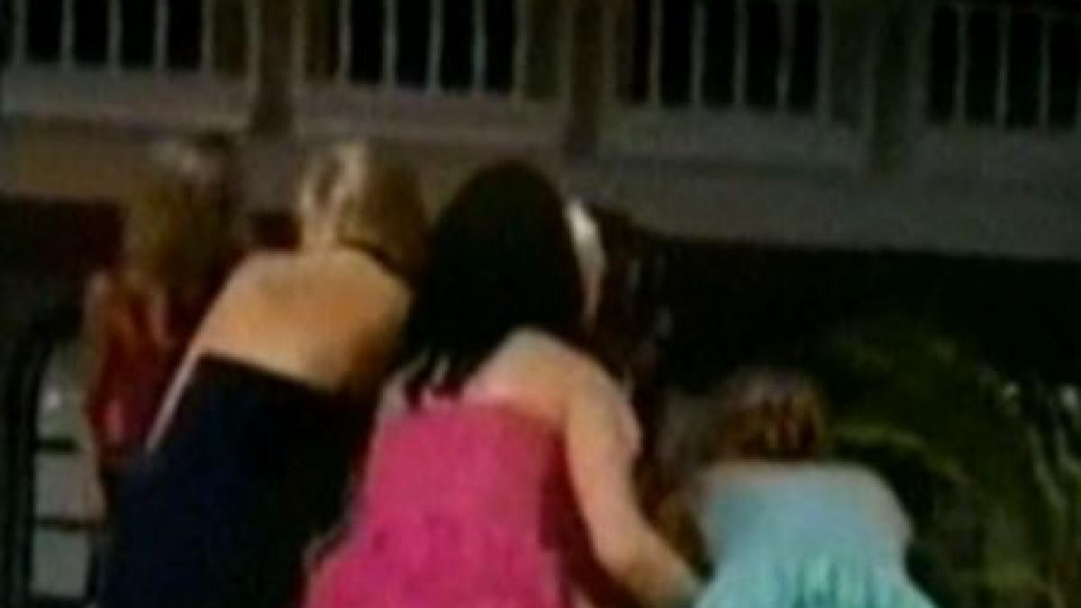 doua manechine s au luat la bataie pe podium ele au fost calmate de politisti