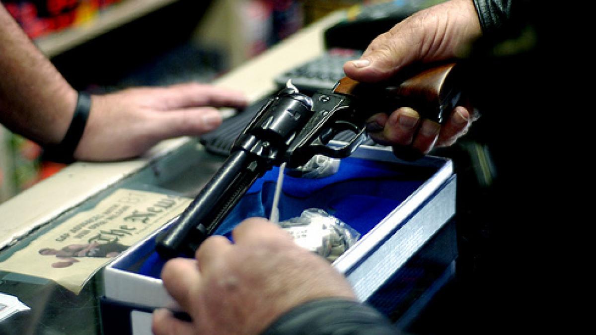 resita barbat retinut dupa ce a incercat sa vanda un pistol pe strada