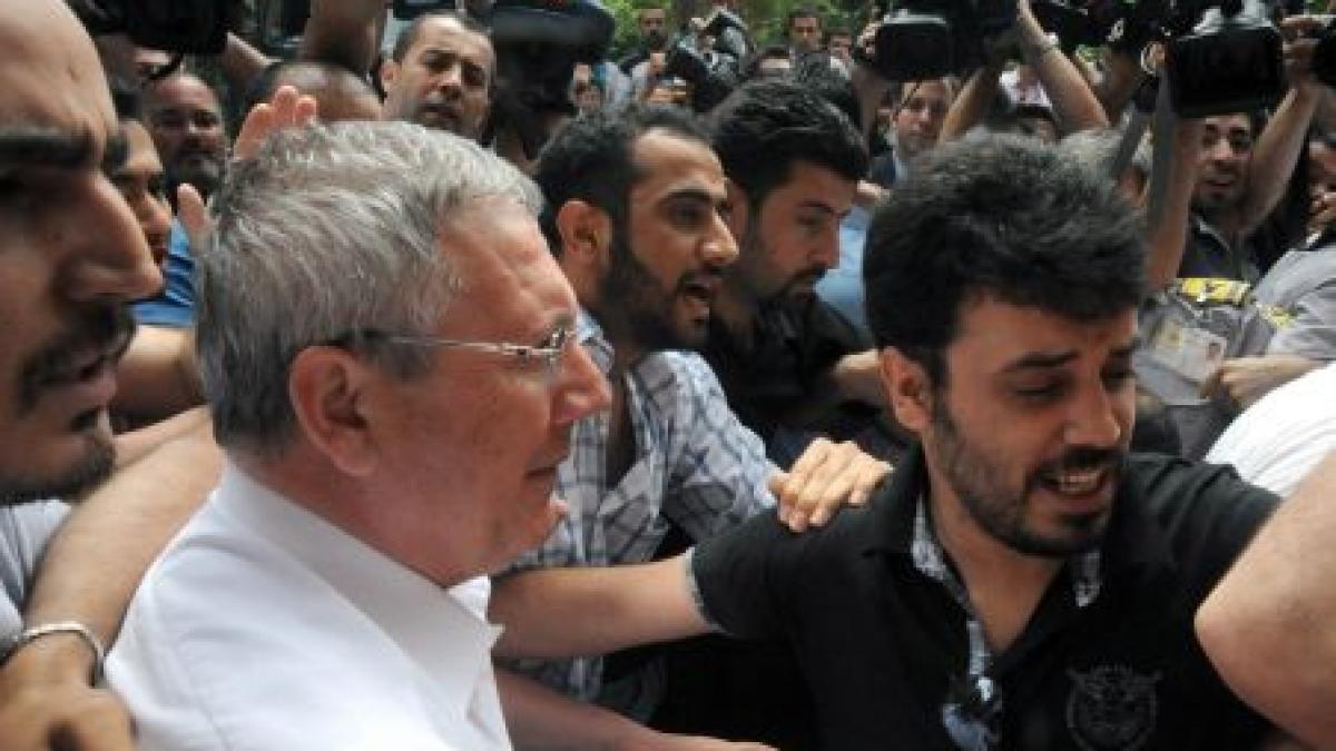 suporterii fenerbahce i au atacat pe jurnalisti si politisti cu sticle si pietre