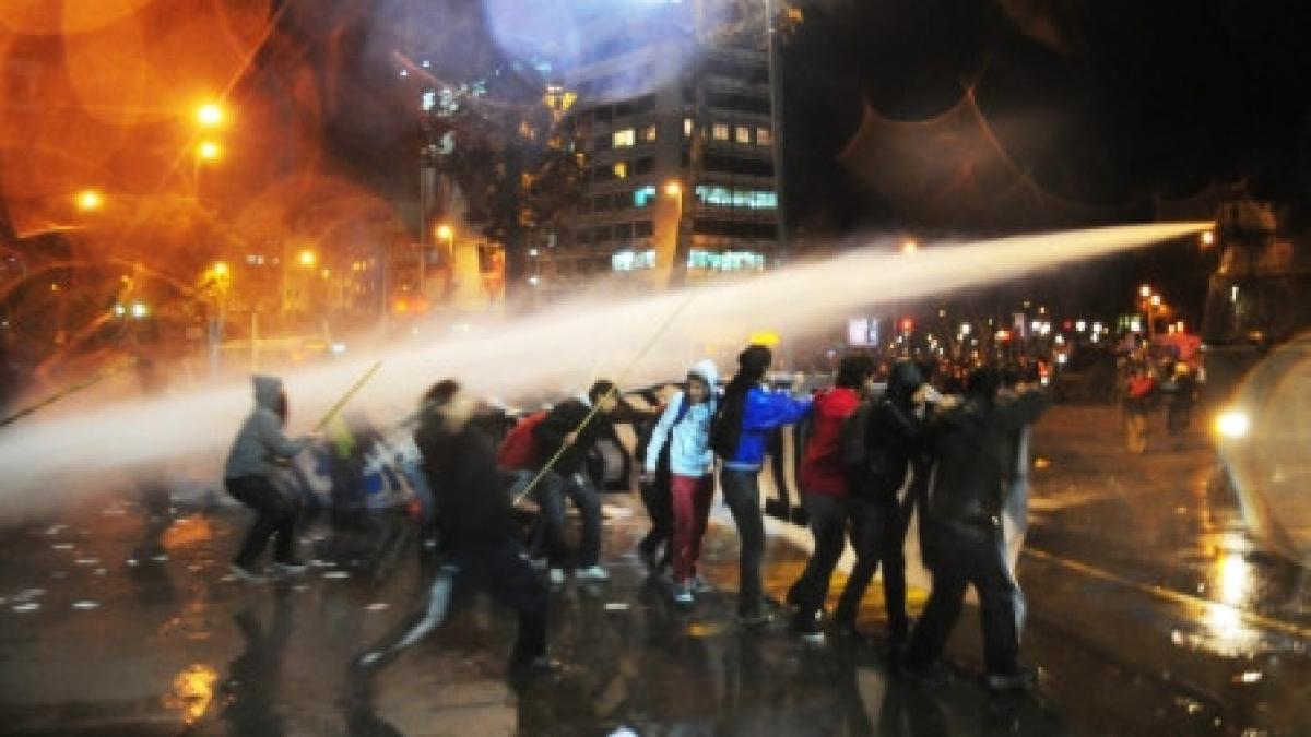 santiago mii de chilieni din sectorul minier s au batut cu politistii
