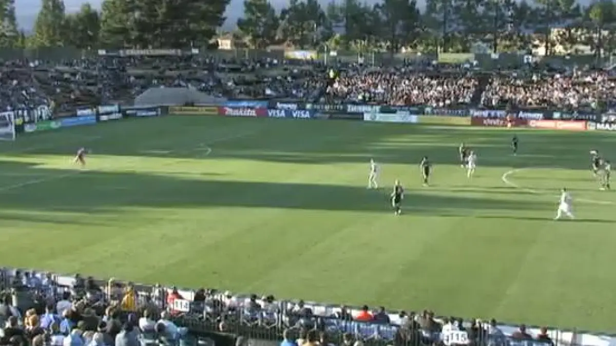 si americanii se pricep la fotbal portarul lui san jose earthqaukes a marcat un gol din propriul