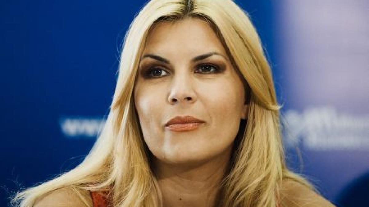 elena udrea luata la rost de pensionari oamenii i au cerut pensii mai mari