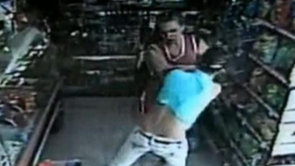 jaf intr un magazin din baia mare una dintre hoate s a luat la bataie cu vanzatoarea