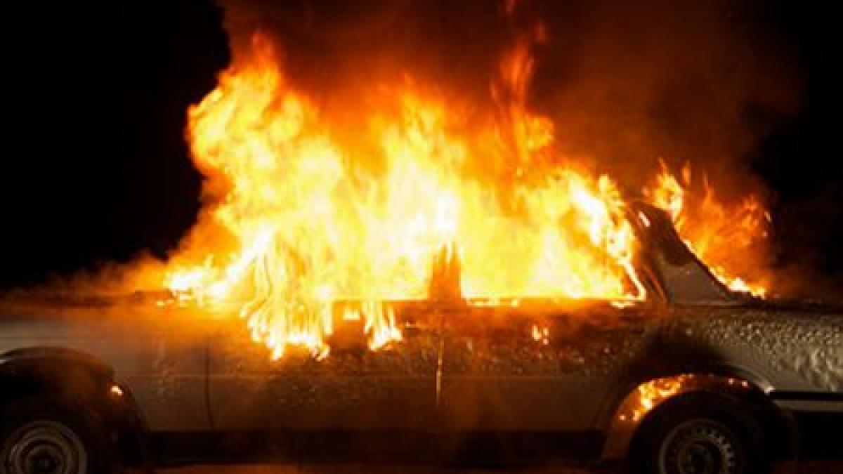 o masina a luat foc intr o parcare din timisoara