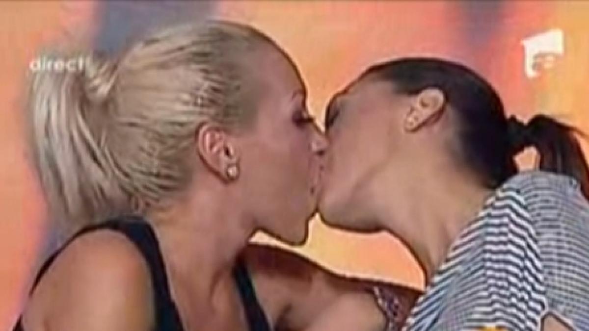 show lesbi in direct fosta iubita a lui ogica s a sarutat cu o bruneta si a recunoscut relatia cu ea
