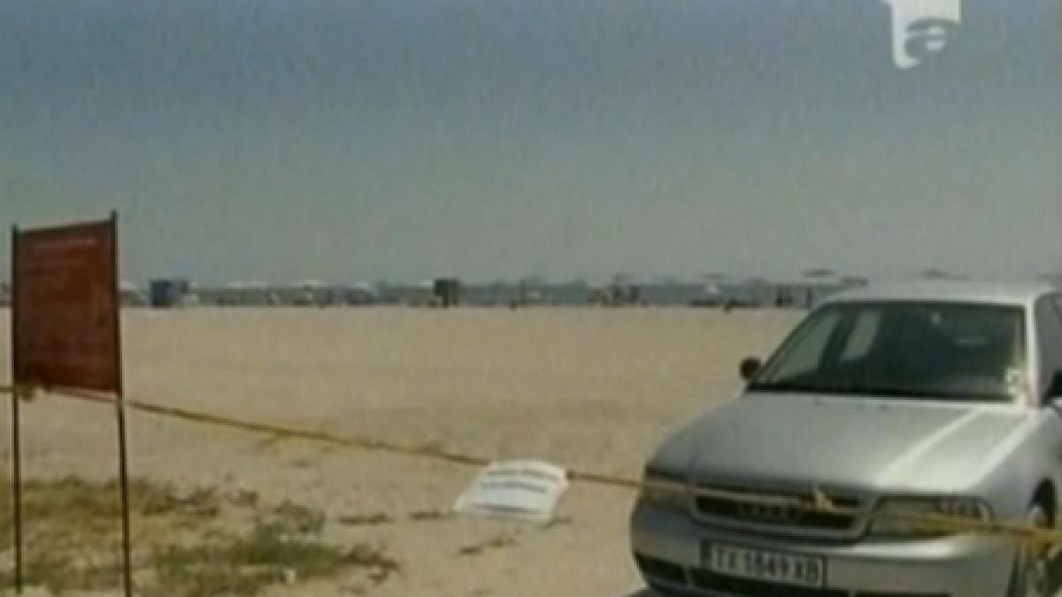 pe plaja din saturn masinile sunt parcate printre turisti