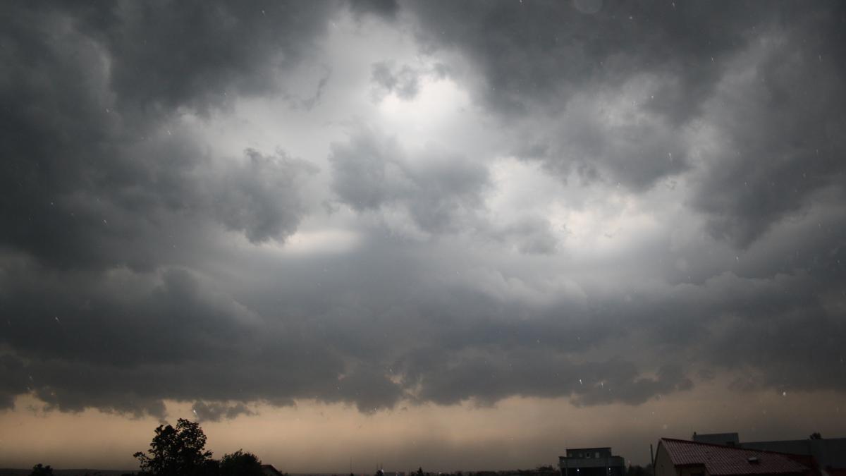 un mort trei raniti si curse aeriene deviate in urma furtunii de duminica seara din capitala